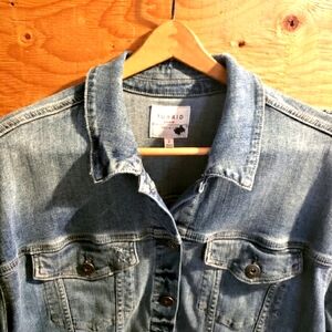 Women’s torrid 2 Medium Wash Distressed Denim Trucker Jacket 2X 18/20
